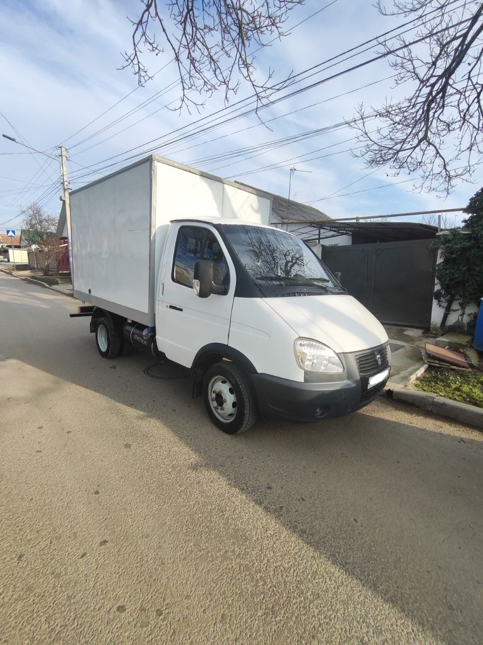 ГАЗель 274710 — вид спереди, белая кабина и термобудка